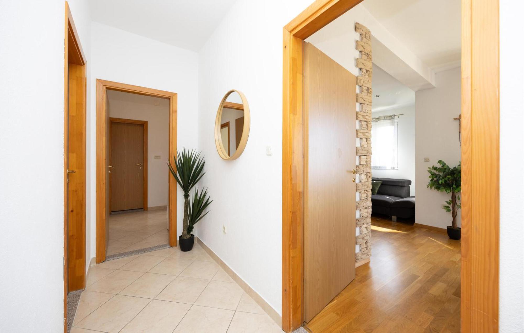 Stunning Apartment In Makarska Exterior photo