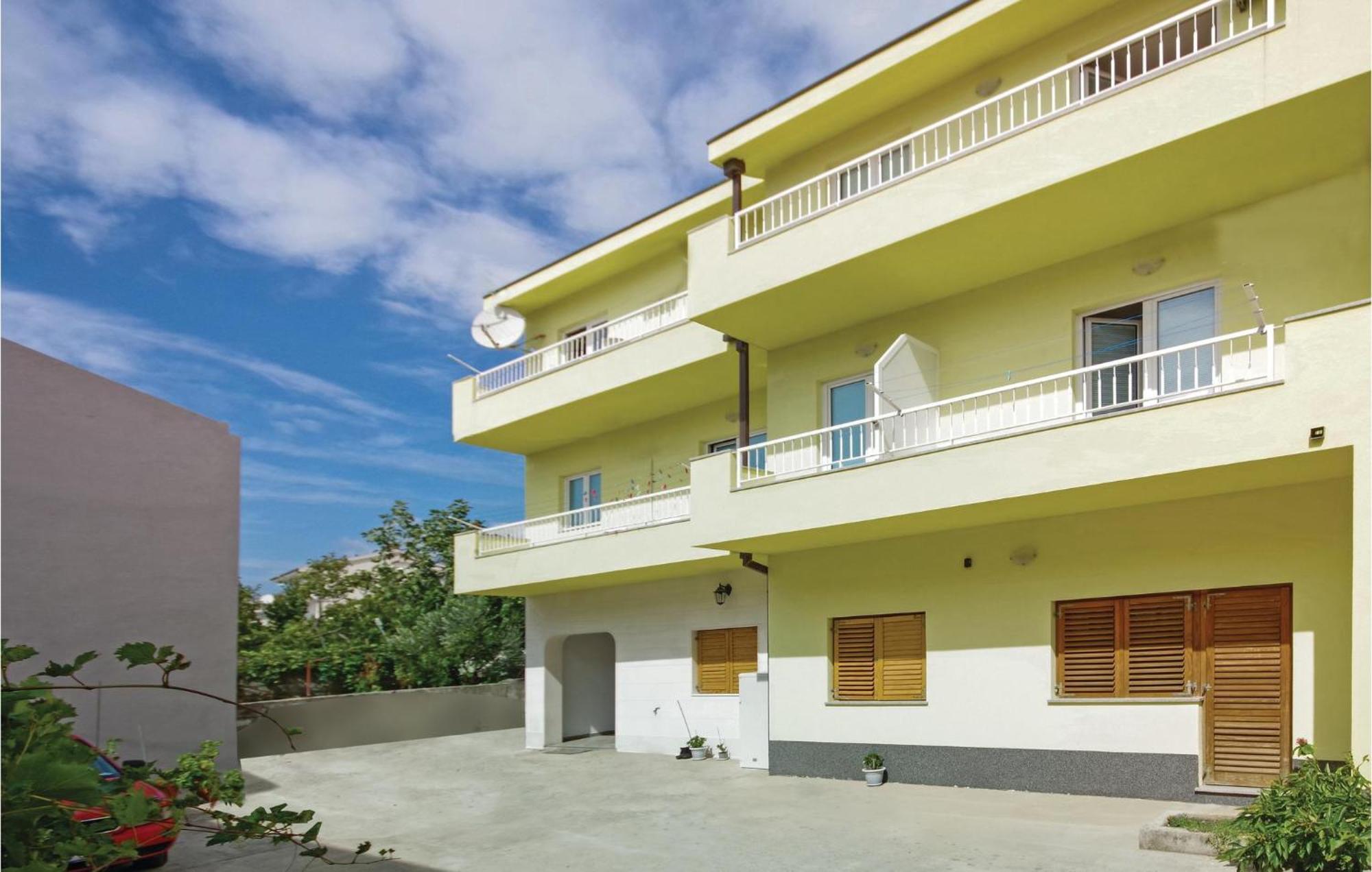 Stunning Apartment In Makarska Exterior photo